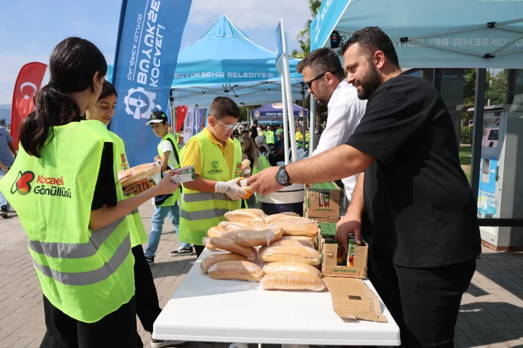 Körfez’de 1 ton atık toplandı - görsel 2
