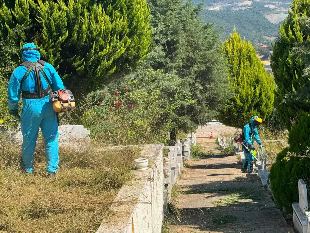 İzmit’te mezarlıklar Büyükşehir eliyle güzelleşiyor - görsel 2