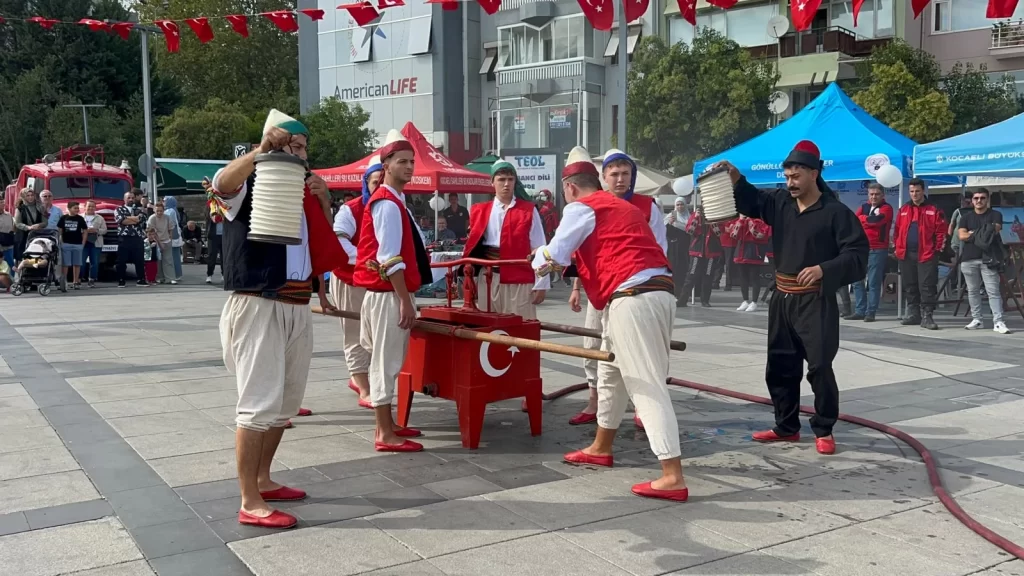 Kocaeli meydanları İtfaiye Haftası’nda renklendi - görsel 2