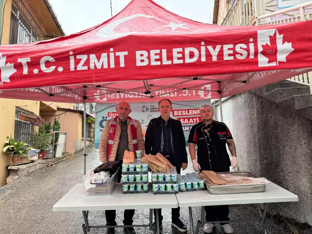 İzmit Belediyesinden öğrencilere pizza ve ayran ikramı - görsel 3