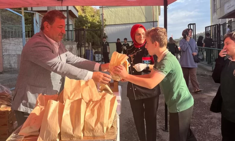 Öğrencilerin beslenmesine İzmit Belediyesi desteği sürüyor