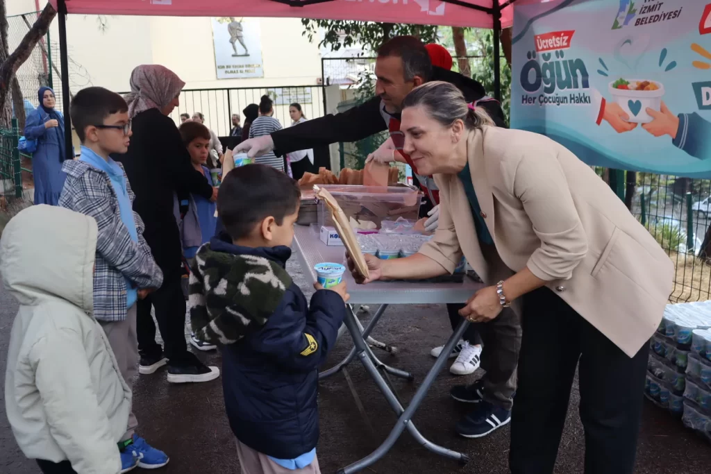 Öğrencilerin beslenmesine İzmit Belediyesi desteği sürüyor - görsel 2