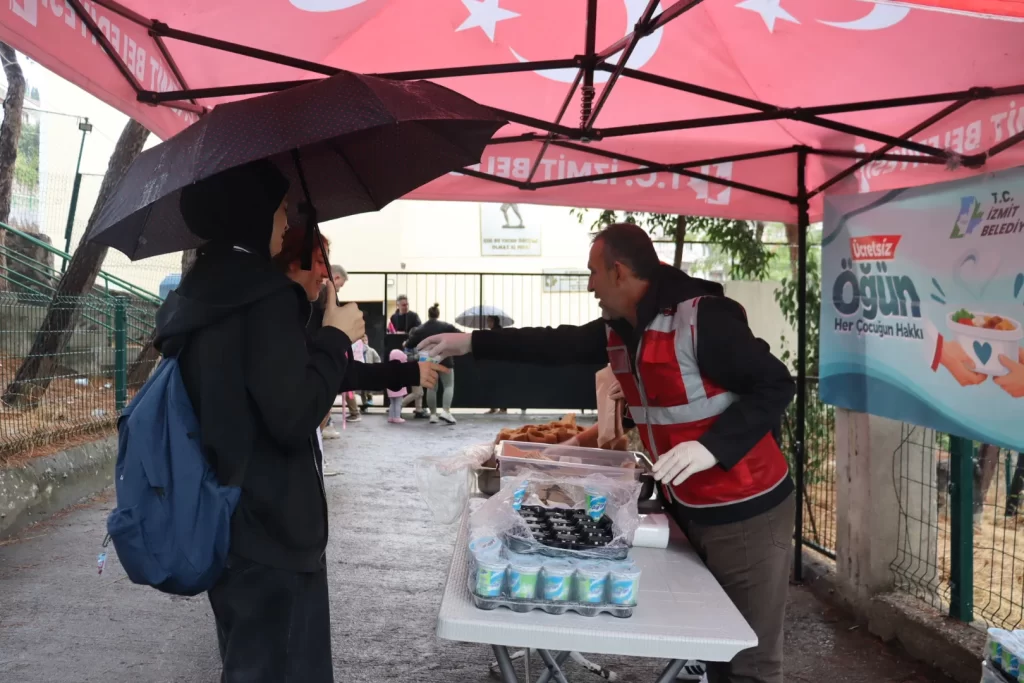 Öğrencilerin beslenmesine İzmit Belediyesi desteği sürüyor - görsel 4