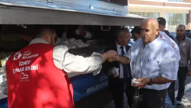 İzmit Belediyesinden Cedit’te Cuma Namazı çıkışı cemaate ikram