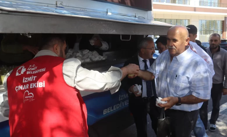 İzmit Belediyesinden Cedit’te Cuma Namazı çıkışı cemaate ikram