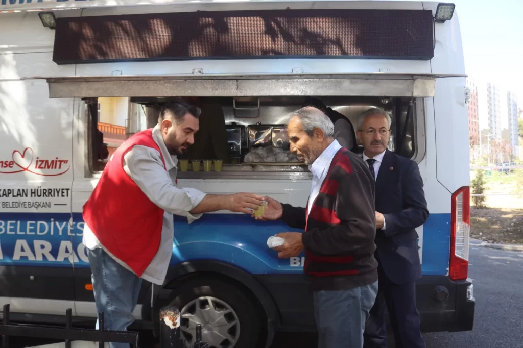 İzmit Belediyesinden Cedit’te Cuma Namazı çıkışı cemaate ikram - görsel 2