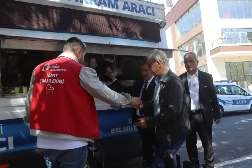 İzmit Belediyesinden Cedit’te Cuma Namazı çıkışı cemaate ikram - görsel 3