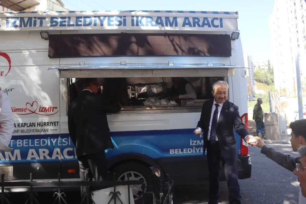 İzmit Belediyesinden Cedit’te Cuma Namazı çıkışı cemaate ikram - görsel 4
