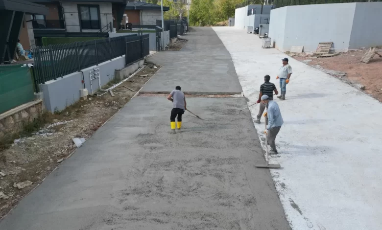 İzmit Belediyesi, Kabaoğlu’nda beton yol çalışmalarını sürdürüyor