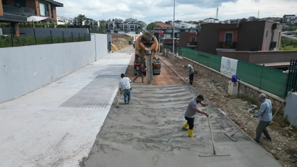 İzmit Belediyesi, Kabaoğlu’nda beton yol çalışmalarını sürdürüyor - görsel 2