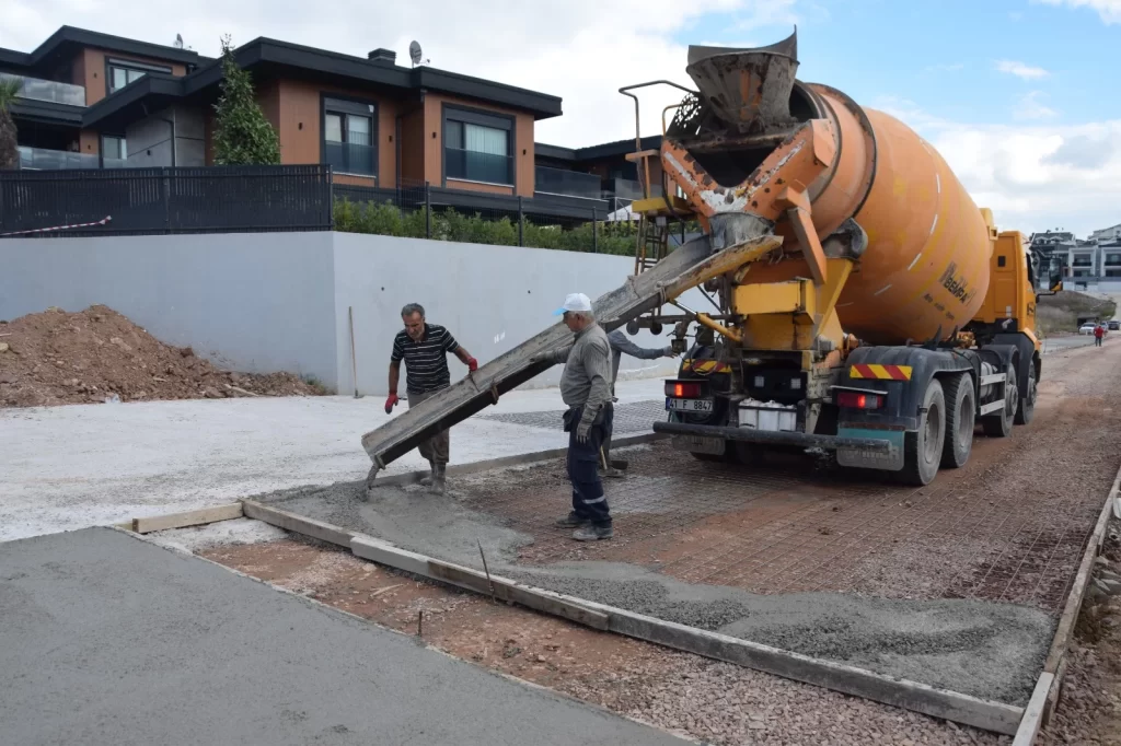 İzmit Belediyesi, Kabaoğlu’nda beton yol çalışmalarını sürdürüyor - görsel 4