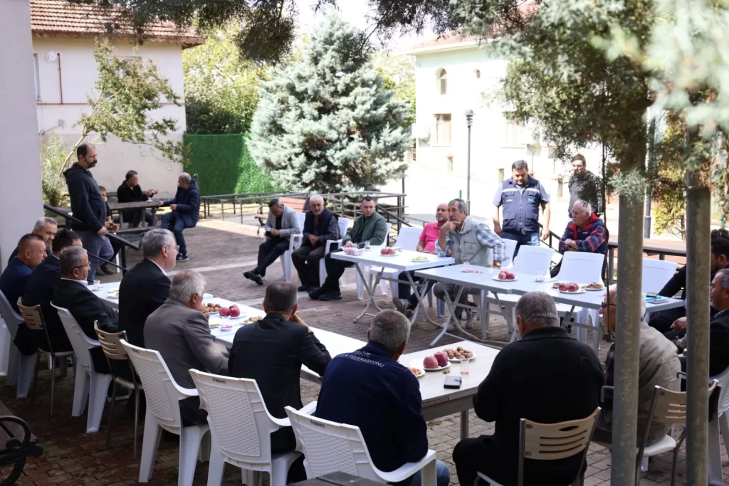 İzmit Belediyesi, Ortaburun Mahallesinin ihtiyaçlarını yerinde dinledi - görsel 2