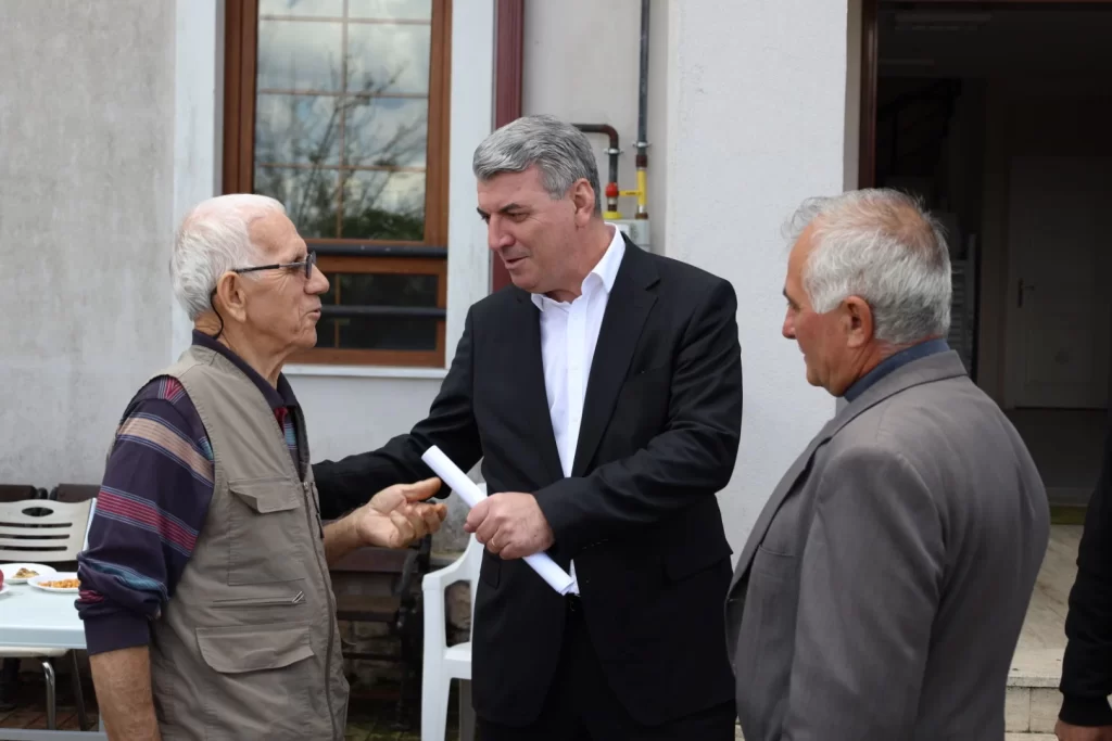İzmit Belediyesi, Ortaburun Mahallesinin ihtiyaçlarını yerinde dinledi - görsel 4