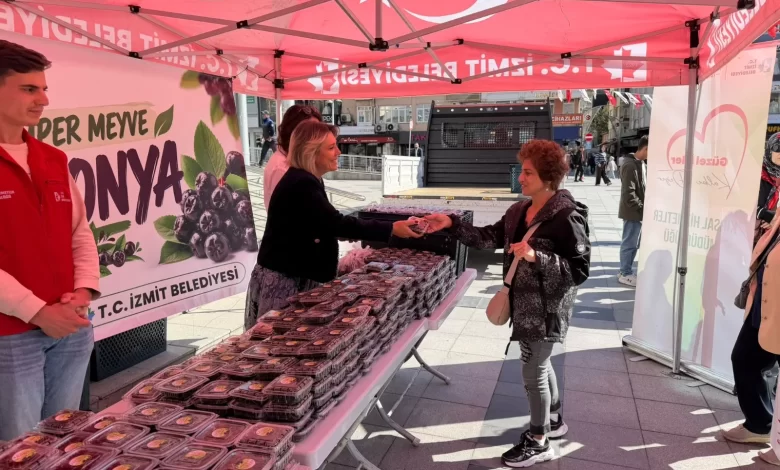 İzmit Belediyesi, öz kaynaklarıyla yetiştirdiği aronyaları vatandaşlara ikram etti