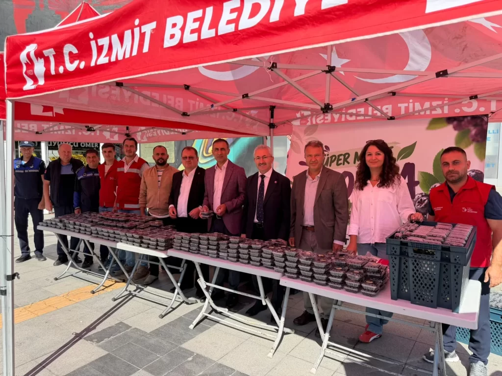İzmit Belediyesi, öz kaynaklarıyla yetiştirdiği aronyaları vatandaşlara ikram etti - görsel 2