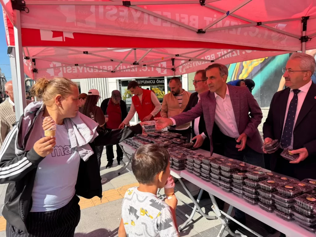 İzmit Belediyesi, öz kaynaklarıyla yetiştirdiği aronyaları vatandaşlara ikram etti - görsel 4