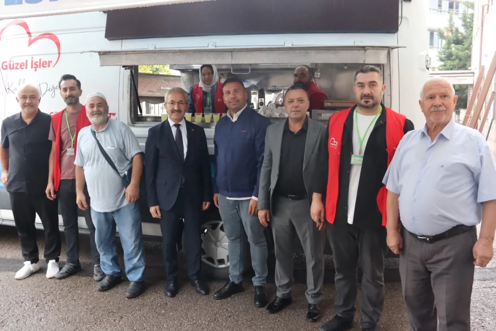 İzmit Belediyesinden Yenimahalle’de Cuma ikramı - görsel 2