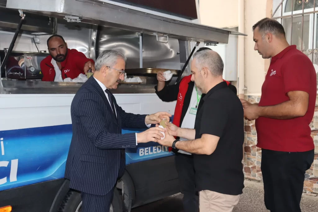 İzmit Belediyesinden Yenimahalle’de Cuma ikramı - görsel 3