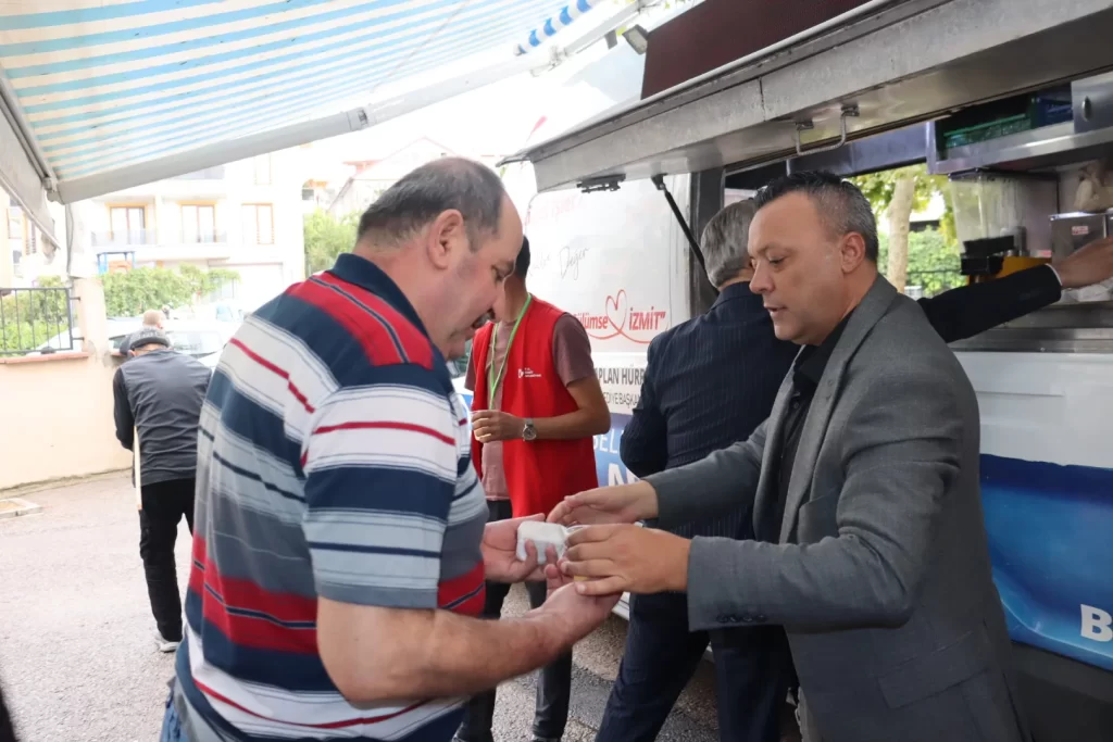 İzmit Belediyesinden Yenimahalle’de Cuma ikramı - görsel 4