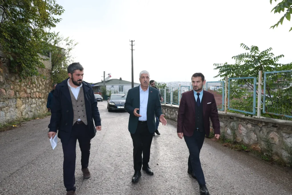 DİLOVASI’NDA YOLLAR YENİLENİYOR: BAŞKAN ÖMEROĞLU ÇALIŞMA ALANLARINI İNCELEDİ - görsel 4