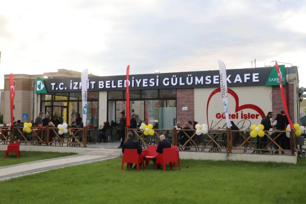 Alikahya’ya yeni sosyal yaşam alanı: Gülümse Kafe açıldı - görsel 2