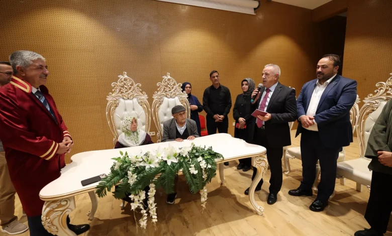 Başkan Ömeroğlu, Asırlık Çınarların Nikâhını Kıydı: Mutluluğun Yaşı Yok