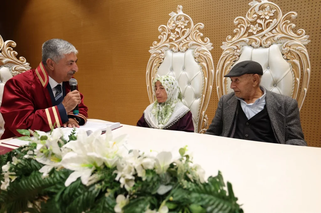 Başkan Ömeroğlu, Asırlık Çınarların Nikâhını Kıydı: Mutluluğun Yaşı Yok - görsel 2