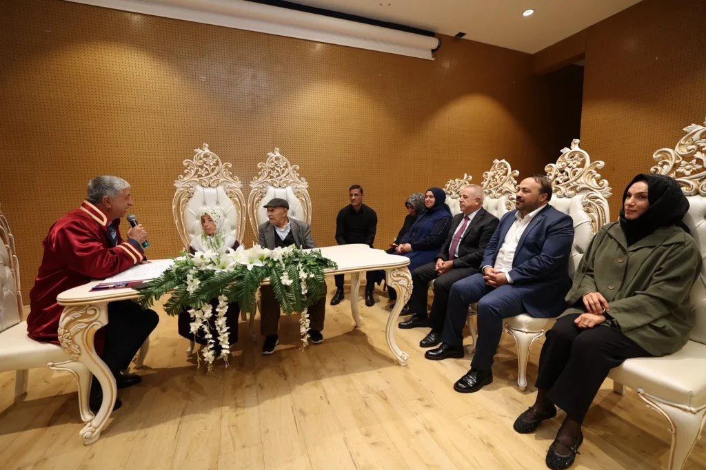 Başkan Ömeroğlu, Asırlık Çınarların Nikâhını Kıydı: Mutluluğun Yaşı Yok - görsel 3