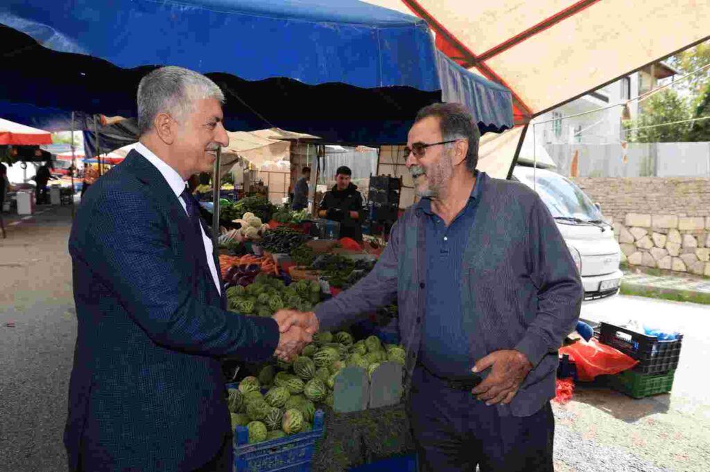 Başkan Ömeroğlu, Pazartesi Pazarı’nda Esnaf ve Vatandaşlarla Buluştu