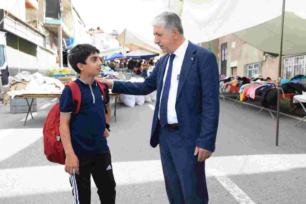 Başkan Ömeroğlu, Pazartesi Pazarı’nda Esnaf ve Vatandaşlarla Buluştu