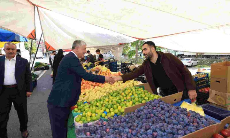 Başkan Ömeroğlu, Pazartesi Pazarı’nda Esnaf ve Vatandaşlarla Buluştu