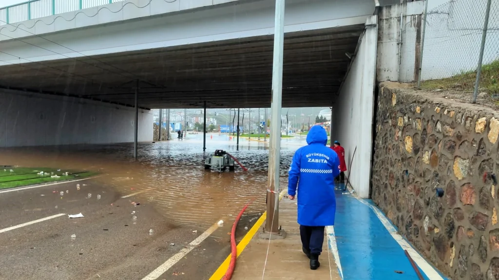 Büyükşehir teyakkuzda, ekipler görev başında - görsel 2
