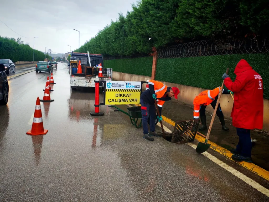 Büyükşehir’den sağanak sonrası yoğun çalışma - görsel 4