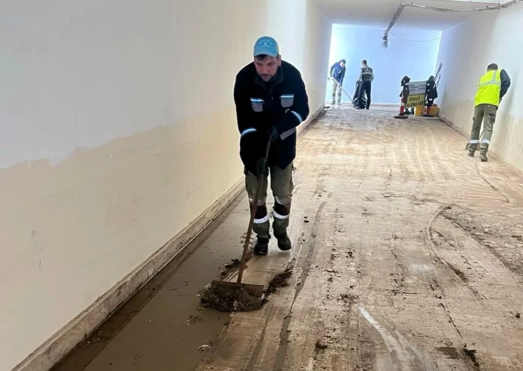 Büyükşehir’den sağanak sonrası yoğun çalışma - görsel 2