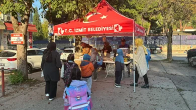 İzmit Belediyesinden öğrencilere kek ve mandalina ikramı
