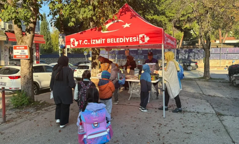 İzmit Belediyesinden öğrencilere kek ve mandalina ikramı