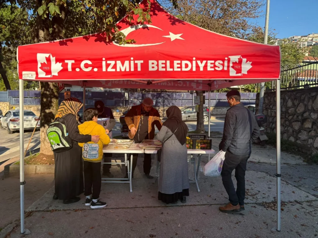 İzmit Belediyesinden öğrencilere kek ve mandalina ikramı - görsel 2
