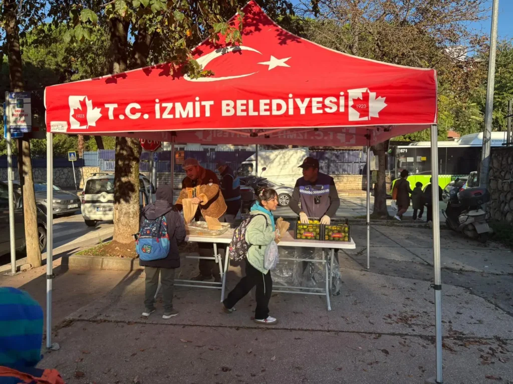 İzmit Belediyesinden öğrencilere kek ve mandalina ikramı - görsel 3