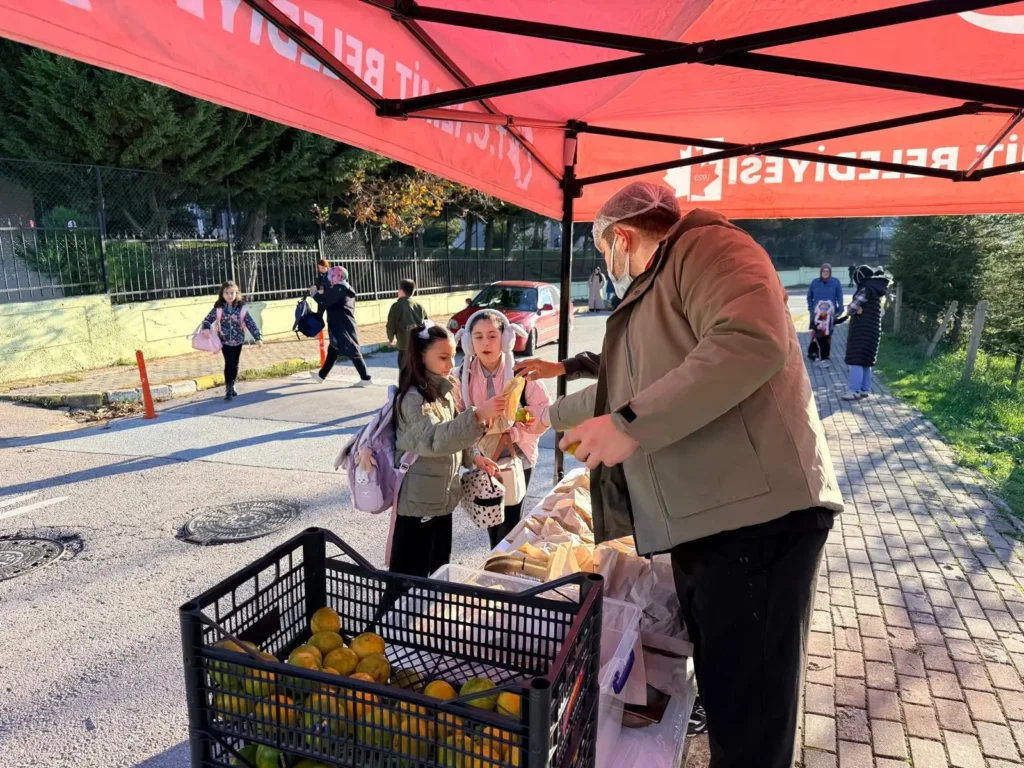 İzmit Belediyesinden öğrencilere kek ve mandalina ikramı - görsel 4