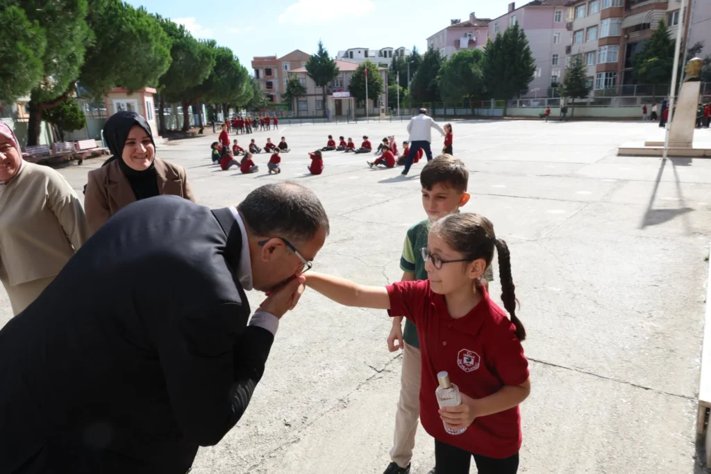 Başkan Gökçe, Eğitimin ve Öğrencilerin Yanında - görsel 2
