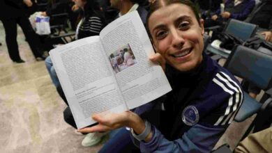 İrem, kitapların dünyasını işaret diliyle keşfetti