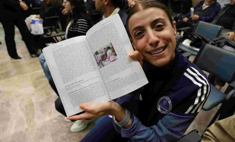 İrem, kitapların dünyasını işaret diliyle keşfetti