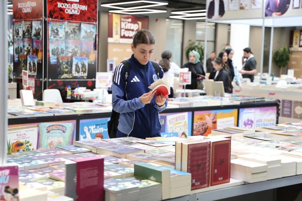 İrem, kitapların dünyasını işaret diliyle keşfetti - görsel 2