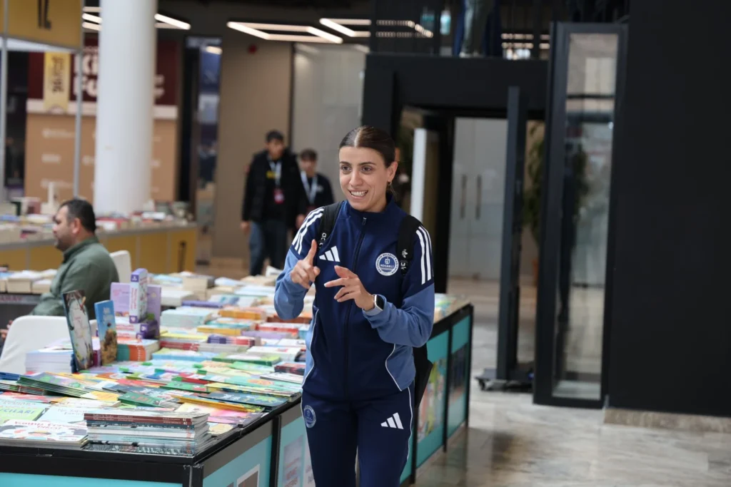 İrem, kitapların dünyasını işaret diliyle keşfetti - görsel 3
