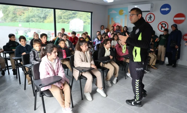 Kartepe’de Minik Öğrenciler Trafik Kurallarını Uygulamalı Öğreniyor