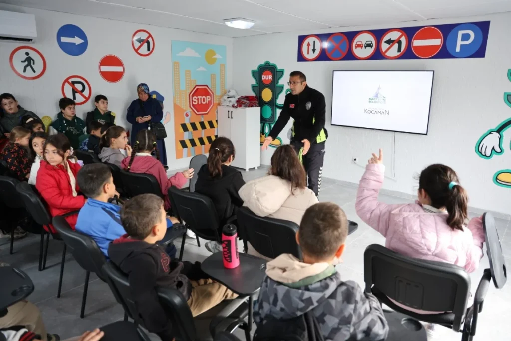 Kartepe’de Minik Öğrenciler Trafik Kurallarını Uygulamalı Öğreniyor - görsel 2