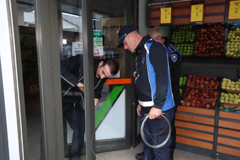 Kartepe’de Uyarılara Rağmen İhlalleri Sürdüren Market Mühürlendi - görsel 2