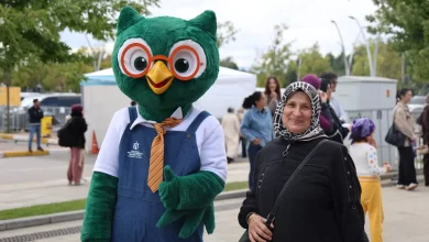 Kitapla denge oyunu fuara renk kattı