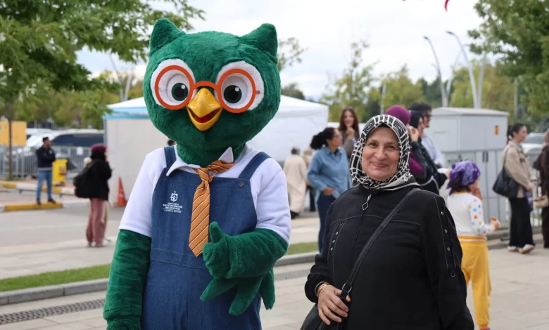 Kitapla denge oyunu fuara renk kattı