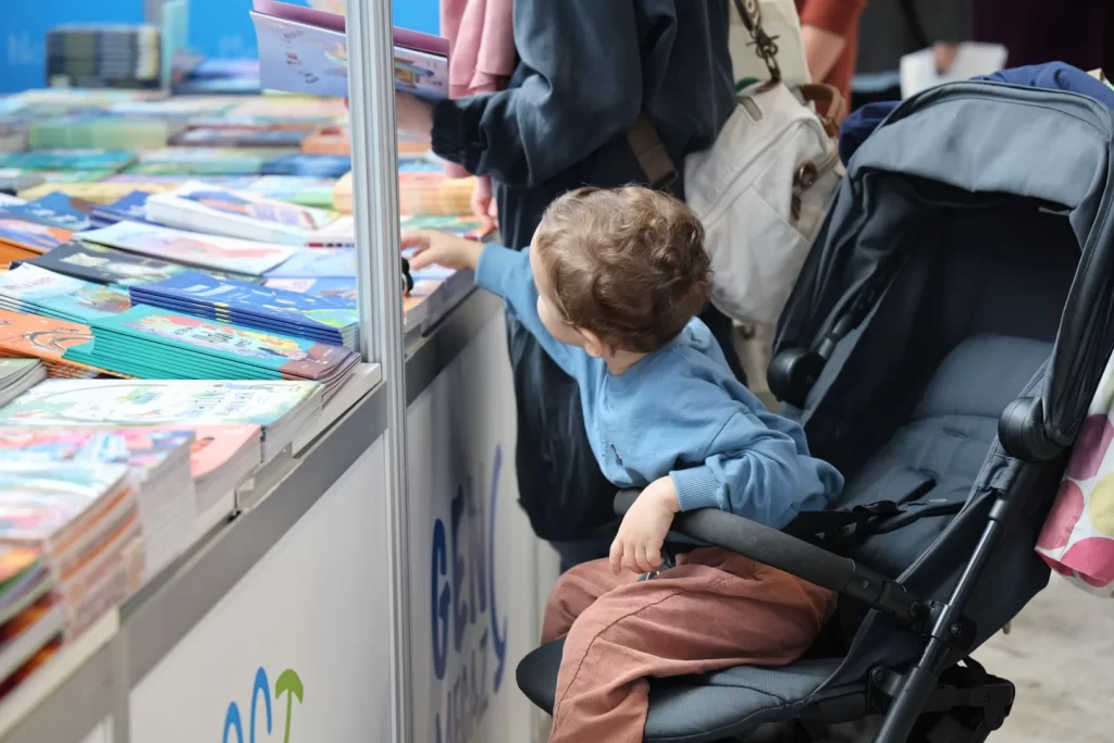 Minik eller bu fuarda ilk kitaplarını seçti - görsel 3